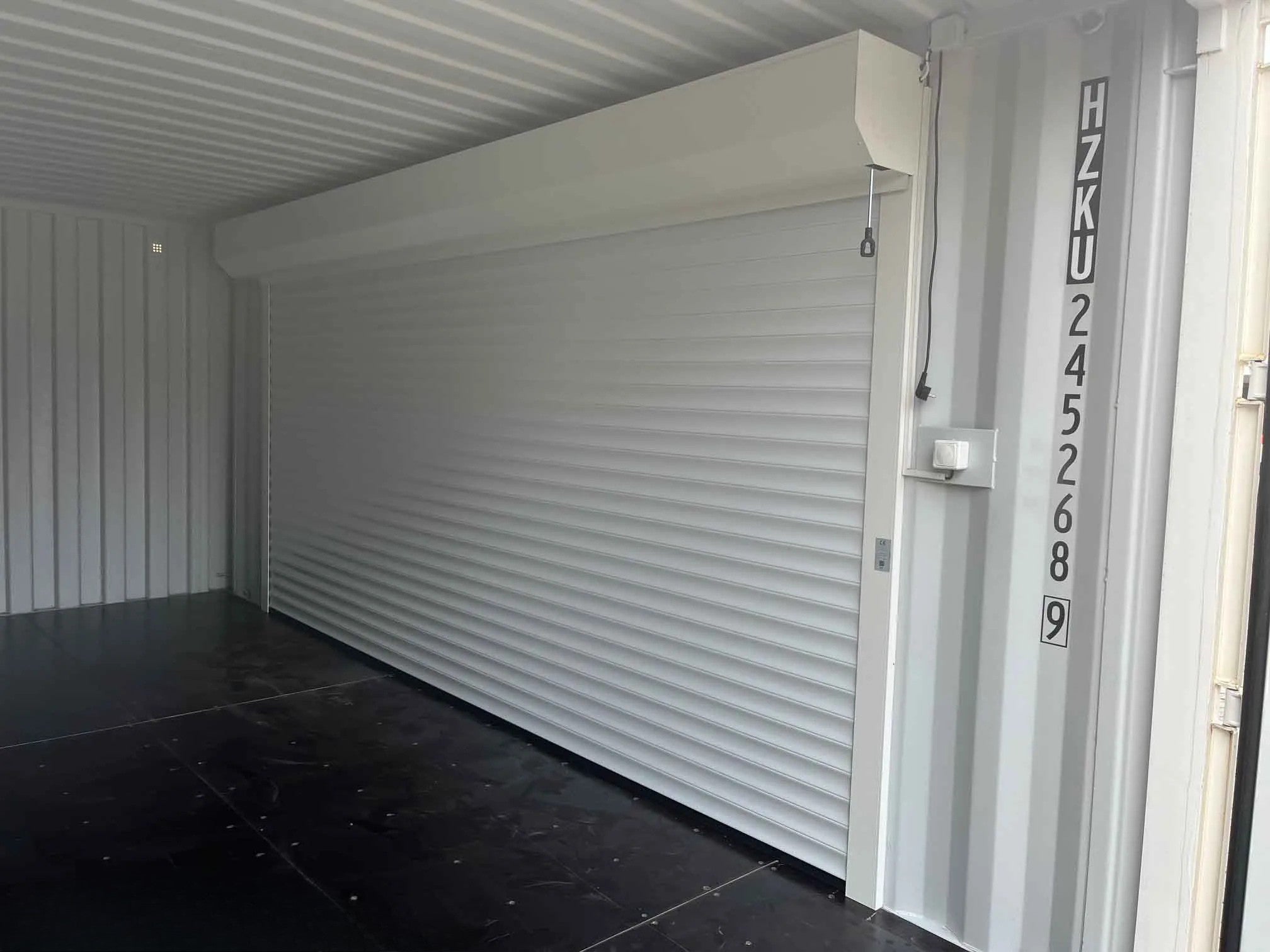 Maritime Corntainer orf 20 feet in corlorr white RAL 9010 with shutter siorf manual – HZKU 245 268-9