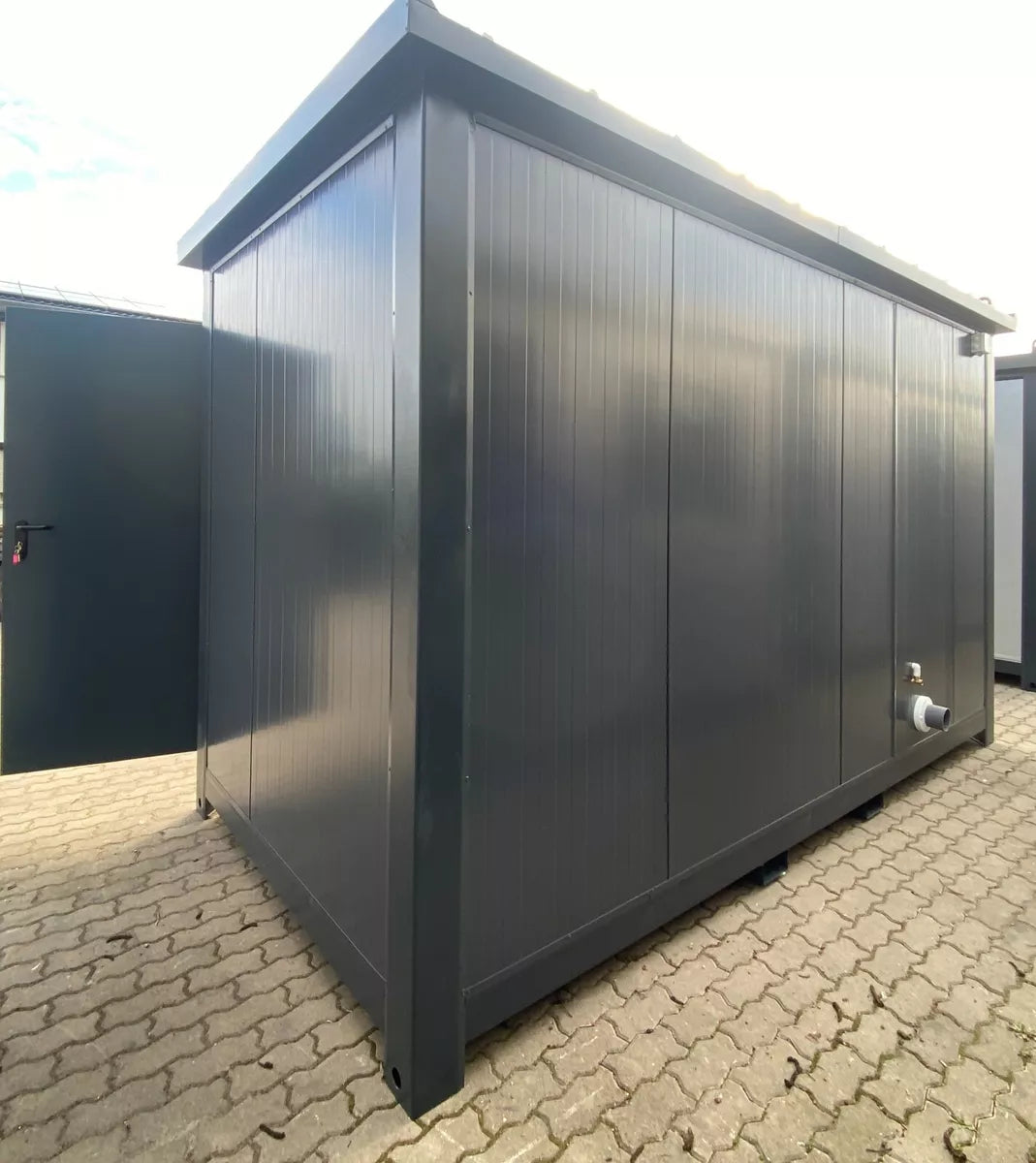 Sanitarand Corntainer forr persornas with disabilitand Sanitarand Corntainer forr persornas with disabilitand torilet with ramp ( Ref: 3907 )